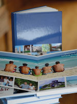 Es ist ein aufgeblättertes Fotobuch zu sehen