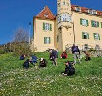Eine Gruppe sammelt Kräuter rund ums SChloss