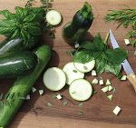 Ganze und geschnittene Zucchini