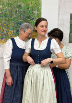 Eine junge Dame mit einer grünen Tracht