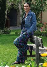 Eine Frau hat eine schicke Sommerhose an