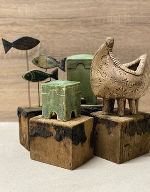 Verschiedene Keramikstücke auf einem Bild