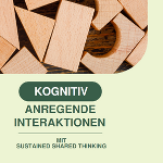 Holzbausteine über dem Text „KOGNITIV ANREGENDE INTERAKTIONEN MIT SUSTAINED SHARED THINKING“.