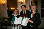 Ingrid Egger, Verein Zebra, LH Voves und Christine Anderwald. Foto: Landespressedienst