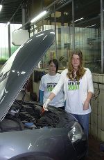 Die Mädchen der HS Puch/Weiz bei der Firma Autohaus Weiz