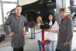 Die Mädchen der HS Straden bei der Firma Autohaus Moik KG
