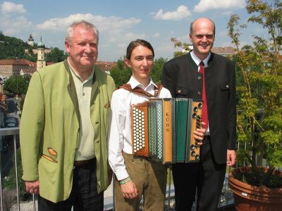 Freuen sich über den neuen Weltmeister: Der Direktor des Johann-Joseph-Fux-Konservatoriums Prof. Mag. Toni Maier (li.), Markus Oberleitner – Harmonika-Weltmeister 2007 und sein Lehrer, Prof. Mag. Helmut Koini.