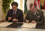 Voves und Zöllner bei der Unterschrift der Partnerurkunde. Fotos: Militärkommande Stmk