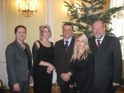 v.l.n.r. Landesrätin Dr. Bettina Vollath, Wolfsberger Alexandra (Lehrling), Dr. Günther Lippitsch (Obmann der Landespersonalvertretung), Kaufmann Sabrina (Lehrling), HR. Mag. Bernhard Langmann (Leiter der Abteilung Personal)