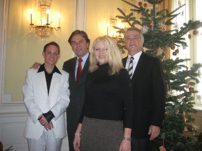 v.l.n.r. Matthias Schwab (Lehrling), Landeshauptmann Mag. Franz Voves, Verena Ruhri (Lehrling), Landesamtsdirektor HR. Dr. Gerhard Ofner