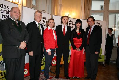 v.l.n.r. HR. Dr. Bernhard Langmann (Leiter der A5 Personal), Landesamtsdirektor HR. Dr. Gerhard Ofner, Landesrätin Dr. Bettina Vollath, Lehrlinge Christian Schwaiger u. Ines Kocsar, Landeshauptmann Mag. Franz Voves