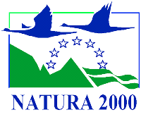 Logo von NATURA 2000: stilisierte Berglandschaft, Fluss und Vogel vor blauem Hintergrund mit Sternen.