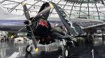 Die Chance Vought F4U-4 „Corsair“ klappt aus Platzspargründen die Flügel hoch. © B. Karner Die Chance Vought F4U-4 „Corsair“ klappt aus Platzspargründen die Flügel hoch.