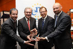v.l. Gerd Gratzer, Franz Majcen, LR Christian Buchmann, Erich Korzinek mit der Auszeichnung "EER-2013" © Alexander Louvet / Steiermark Büro Brüssel v.l. Gerd Gratzer, Franz Majcen, LR Christian Buchmann, Erich Korzinek mit der Auszeichnung "EER-2013"