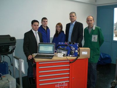 Matthias Kabicher (Eberspächer), Berufsschüler Lukas Rieglbauer und Berufsschülerin Barbara-Ann Tretter, BD Ing. Kurt Gressenberger, SVtl. Josef Pöschl (alle LBS-Arnfels). © LBS-Arnfels Matthias Kabicher (Eberspächer), Berufsschüler Lukas Rieglbauer und Berufsschülerin Barbara-Ann Tretter, BD Ing. Kurt Gressenberger, SVtl. Josef Pöschl (alle LBS-Arnfels). © LBS-Arnfels