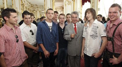 Bundespräsident Heinz Fischer mit Lehrlingen der Landesberufsschule Arnfels