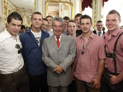 Bundespräsident Heinz Fischer mit Lehrlingen der Landesberufsschule Arnfels © Dragan Tatic/HBF Bundespräsident Heinz Fischer mit Lehrlingen der Landesberufsschule Arnfels © Dragan Tatic/HBF