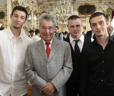 Bundespräsident Heinz Fischer mit Lehrlingen der Landesberufsschule Arnfels © Dragan Tatic/HBF Bundespräsident Heinz Fischer mit Lehrlingen der Landesberufsschule Arnfels © Dragan Tatic/HBF