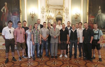 Bundespräsident Heinz Fischer mit Lehrlingen und Dir. Kurt Gressenberger der Landesberufsschule Arnfels