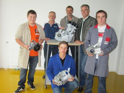 Herr Adolf Stipper vom Autohaus Stipper, Ing. Markus Jocham, Direktor Ing. Kurt Gressenberger und Schüler der Landesberufsschule Arnfels © LBS-Arnfels Herr Adolf Stipper vom Autohaus Stipper, Ing. Markus Jocham, Direktor Ing. Kurt Gressenberger und Schüler der Landesberufsschule Arnfels © LBS-Arnfels
