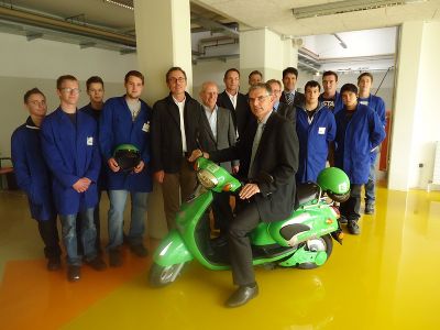 DI Paul Wels, DI Florian Riegler, Erich Thanner von der Energie Steiermark, Ing. Alfred Scharl und Harald Reichl von der LIG Steiermark, BD Ing. Kurt Gressenberger und Schüler der LBS Arnfels © LBS-Arnfels DI Paul Wels, DI Florian Riegler, Erich Thanner von der Energie Steiermark, Ing. Alfred Scharl und Harald Reichl von der LIG Steiermark, BD Ing. Kurt Gressenberger und Schüler der LBS Arnfels © LBS-Arnfels