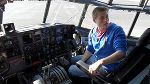 Lehrling im Cockpit der C-130.
