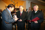 Landeshauptmann Voves und LH-Vize Schützenhöfer überreichen dem Präsidenten des steirischen Skiverbandes, Helmuth Lexer das Goldene Ehrenzeichen der Republik Österreich. © steiermark.at (GEPA Pictures); bei Quellenangabe honorarfrei Landeshauptmann Voves und LH-Vize Schützenhöfer überreichen dem Präsidenten des steirischen Skiverbandes, Helmuth Lexer das Goldene Ehrenzeichen der Republik Österreich.