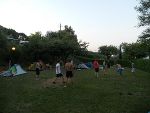 Die Schüler beim Fußballspielen auf dem Campingplatz