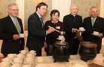 Beim gemeinsamen Benefizsuppenessen in der Grazer Burg: Landtagspräsident Franz Majcen, LH Franz Voves, Diözesanleiterin Angela Lienhart, Bischof Egon Kapellari und LH-Stv. Hermann Schützenhöfer (v.l.)