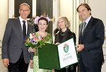 LH Franz Voves sowie Eva Marko und Wolfgang Muchitsch vom UMJ gratulierten Christine Rohr zum verliehenen Landeswappen.