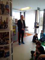 Dr. Wolfgang Moser vom Lesezentrum Steiermark erklärte den interessierten Schülerinnen und Schülern, wie die Wanderausstellung funktioniert. © Gemeinde- und ÖGB Bücherei Fohnsdorf Dr. Wolfgang Moser vom Lesezentrum Steiermark erklärte den interessierten Schülerinnen und Schülern, wie die Wanderausstellung funktioniert. © Gemeinde- und ÖGB Bücherei Fohnsdorf