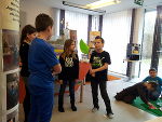 Schülerinnen und Schüler der Volksschule Dietersdorf bei der Präsentation des Projektes "Lesekaiser – Lesekaiserin, Lesekönig – Lesekönigin, Leseprinz oder Leseprinzessin". © Gemeinde- und ÖGB Bücherei Fohnsdorf Schülerinnen und Schüler der Volksschule Dietersdorf bei der Präsentation des Projektes "Lesekaiser – Lesekaiserin, Lesekönig – Lesekönigin, Leseprinz oder Leseprinzessin". © Gemeinde- und ÖGB Bücherei Fohnsdorf