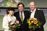 Im Namen der Sportler bedankten sich Schwimmerin Eva Chaves-Diaz (l.) und Abfahrtsweltcupsieger Klaus Kröll (r.) bei LH Voves. ©      