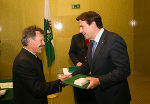 LH Franz Voves überreichte Hans Stieg von der Lawinenkommission Pürgg/Trautenfels das Verdienstkreuz in Gold © Fotos: steiermark.at/FotoFrankl; bei Quellenangabe honorarfrei LH Franz Voves überreichte Hans Stieg von der Lawinenkommission Pürgg/Trautenfels das Verdienstkreuz in Gold