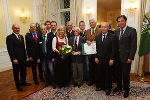 LH Voves (r.) mit den Präsidenten Herker (l.), Widmann (2.v.l.), Purrer (2.v.r.) und Lexer (Bildmitte hinten) und den Vertretern des Sportverein des Jahres 2013, SV St. Radegund