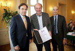 LH Franz Voves und Hospiz-Obmann Peter Pilz (rechts) gratulierten Josef Zotter zu seinem Engagement. 