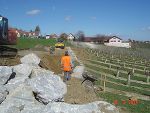 Verlegen der Steine im Beton © bblhb Verlegen der Steine im Beton © bblhb