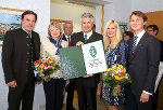 H Franz Voves, Ilse Rohrer, Bezirkshauptmann Walter Kreutzwiesner, Johann Rohrer, Isabella Rohrer und Johann Rohrer jun. bei der Überreichung des Landeswappens (v.l.) © Foto: Foto Freisinger; bei Quellenangabe honorarfrei