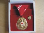 Verdienstmedaille in Gold mit Lorbeerkranz in Bronze für die 100. Blutspende 