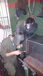 Schweißarbeiten zur Anfertigung der Box für Ventilator und Rauchgenerator