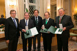 LR Christian Buchmann, Bernd Rosenberger, LH Franz Voves, Curt Schnecker und Engelbert Weilharter bei der Verleihung der Ehrenzeichen (v.l.). © steiermark.at/Frankl; bei Quellenangabe honorarfrei.