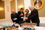 Heinrich Schnuderl, LR Bettina Vollath, LH Franz Voves und LR Johann Seitinger beim Benefizsuppenessen in der Grazer Burg. © Foto: Diazöse Graz-Seckau; bei Quellenangabe honorarfrei