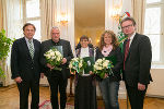 LH Franz Voves, Kurt Senekovic, Schwester Schoner (nahm den Preis in Vertretung für Brigitta Raith entgegen), Birgit Benke und LR Christopher Drexler bei der Verleihung des Menschrechtspreises in der Grazer Burg.  ©      