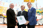 LR Christian Buchmann überreichte an Helmuth und Claus Rüdiger das Landeswappen (v.r.) © Fotos: steiermark.at/Jammernegg; bei Quellenangabe honorarfrei