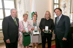 Landeshauptmann-Stv. Hermann Schützenhöfer, Doris Huber, Ernestine Strobl, Vojo Radkovic und Landeshauptmann Franz Voves bei der Verleihung des Goldenen Ehrenzeichens des Landes Steiermark (v.l.).