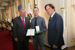 LH Franz Voves und LH-Stv. Hermann Schützenhöfer überreichten an Vanja Nikcevic die Lebensrettungsmedaille am weiß-grünen Band. © Fotos: steiermark.at/Frankl; bei Quellenangabe honorarfrei LH Franz Voves und LH-Stv. Hermann Schützenhöfer überreichten an Vanja Nikcevic die Lebensrettungsmedaille am weiß-grünen Band.