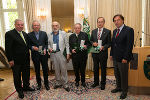 LH Franz Voves überreichte gemeinsam mit LH-Stv. Hermann Schützenhöfer an Gerhard Melzer, Wolfgang Hollegha, Wilhelm Heiner Herzog und Walter Kröpfl das Große Goldene Ehrenzeichen (v.l.) © steiermark.at/Frankl; bei Quellenangabe honorarfrei