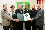 Kammerdirektor Werner Brugner, Vize-Präs. Maria Pein, LH Hermann Schützenhöfer, Präs. Franz Titschenbacher, Leiter Dieter Frei und LR Johann Seitinger bei der Überreichung des Landeswappens (v.l.) © Heinz Pachernegg; bei Quellenangabe honorarfrei Kammerdirektor Werner Brugner, Vize-Präs. Maria Pein, LH Hermann Schützenhöfer, Präs. Franz Titschenbacher, Leiter Dieter Frei und LR Johann Seitinger bei der Überreichung des Landeswappens (v.l.)