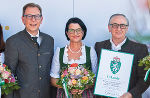 Landesrat Christian Buchmann gratulierte Herta und Josef Hernuß (v.l.) zur Führung des steirischen Landeswappens © Fotos: Anna Maria Muchitsch; bei Quellenangabe honorarfrei