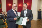 LH-Stv. Michael Schickhofer (re.) überreichte Karl Linnepe das Große Ehrenzeichen des Landes Steiermark im Roten Saal der Grazer Burg © Fotos: Foto Fischer; bei Quellenangabe honorarfrei